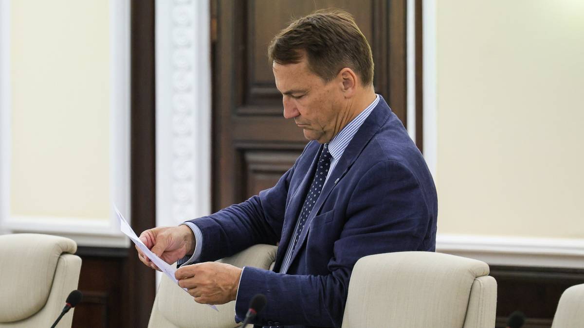Radosław Sikorski grzmi po skandalu na meczu Rakowa. Chce zakazu wjazdu do Polski