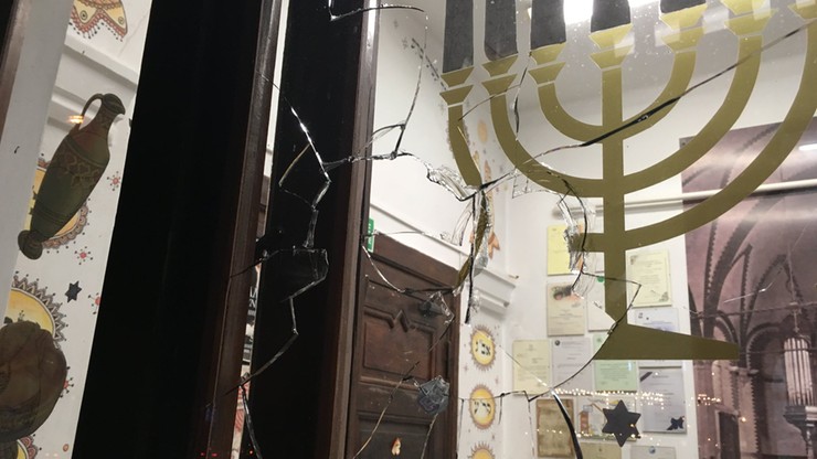 Policja ma nagranie ataku na synagogę w Gdańsku. Przez okno wrzucono kamień [WIDEO]