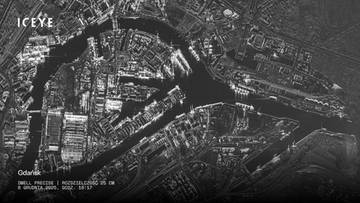 Widok satelitarny miasta Gdańsk z zaznaczonymi rzekami i zabudowaniami.