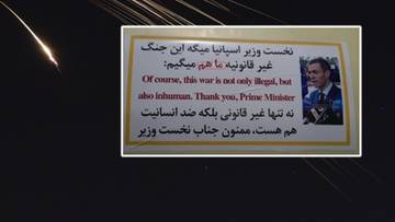 Zdjęcie przedstawia tabliczkę z napisem w językach perskim i angielskim oraz fotografię Pedro Sancheza.