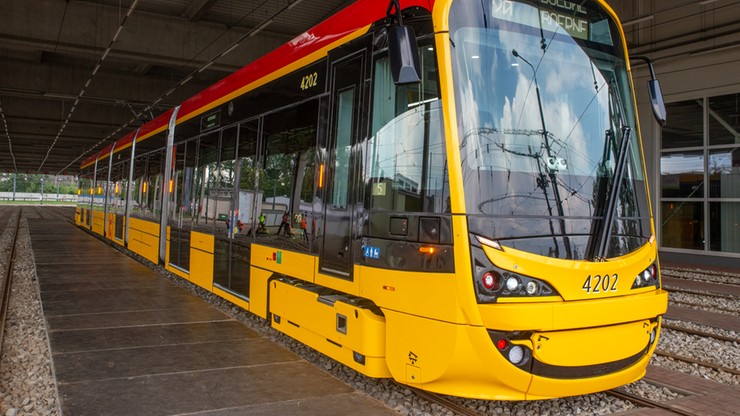 Warszawa kupiła nowe tramwaje. Nie mieszczą się na przystankach