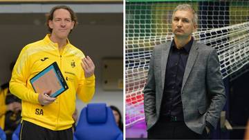 Dwóch trenerów siatkówki, jeden w żółtej kurtce, drugi w garniturze.