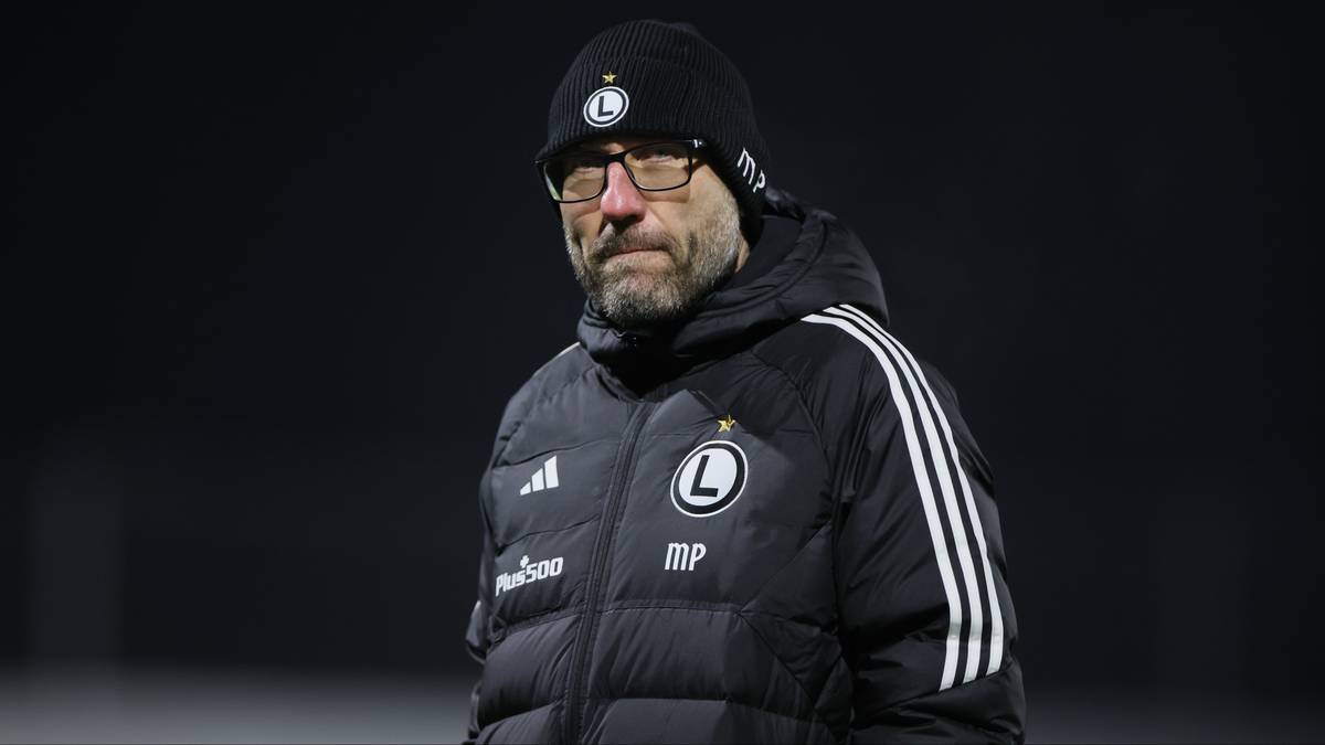 Mężczyzna w czapce i okularach, ubrany w sportową kurtkę.