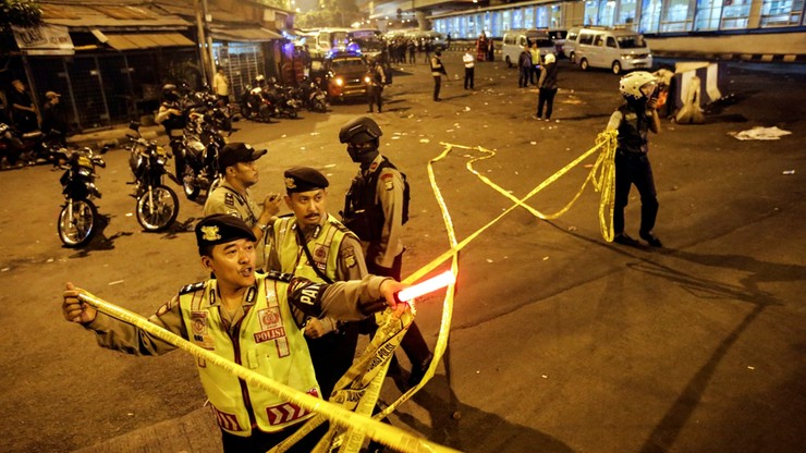 Samobójczy zamach obok dworca w Dżakarcie. Zginął policjant
