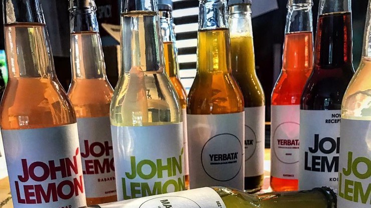 Polska firma musi zmienić nazwę swojego napoju po ugodzie z Yoko Ono