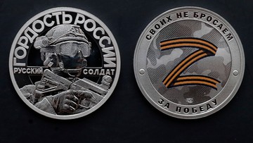 Rosyjski żołnierz, "Z" i "Własnych nie porzucamy". Medal za 600 rubli 