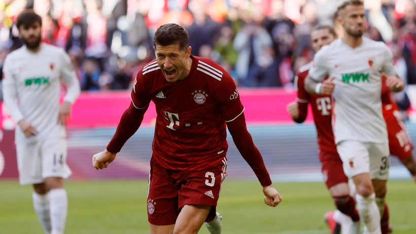 Bayern się męczył, ale pokonał Augsburg. Robert Lewandowski z golem