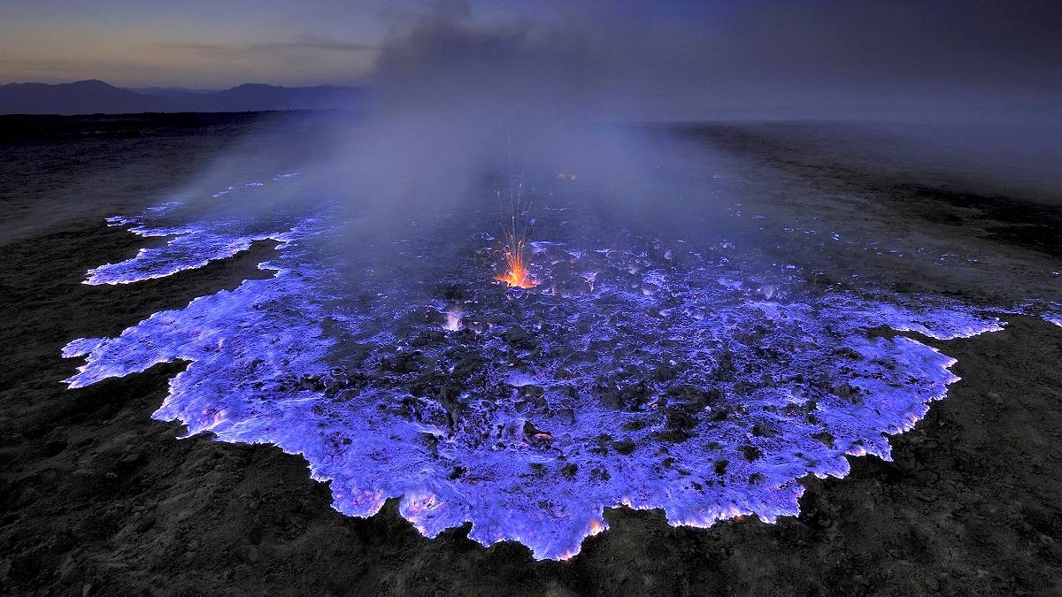 Błękitna lawa wycieka z wulkanu Kawah Ijen. Fot. Olivier Grunewald.