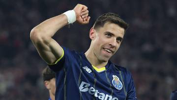 Piłkarz FC Porto, prawdopodobnie Jan Bednarek lub Jakub Kiwior, unosi rękę w geście radości.