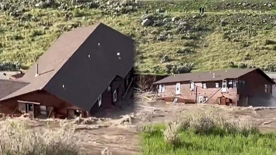 Dom porwany przez rwącą rzekę w Yellowstone. Fot. YouTube / Parker Manning.