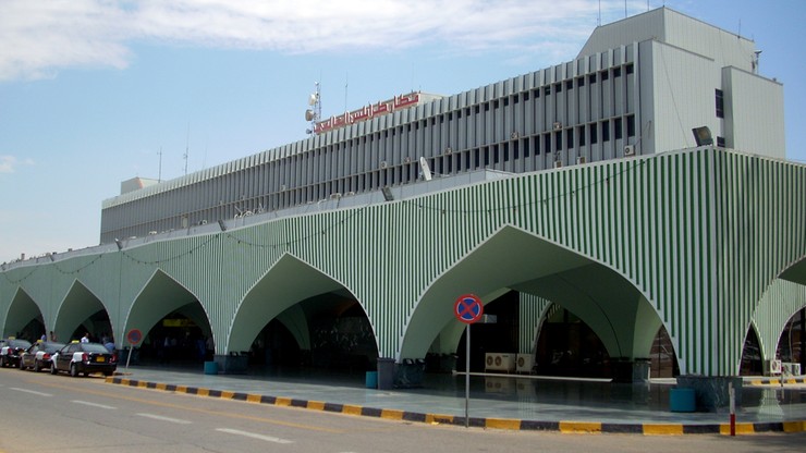 Atak rakietowy na międzynarodowe lotnisko w Trypolisie. Jeden z pocisków trafił w samolot