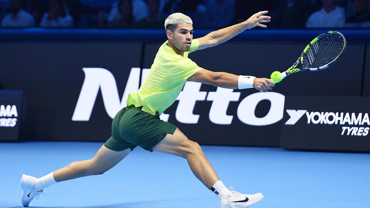 Carlos Alcaraz wykonuje forhendowy uderzenie podczas meczu tenisowego.