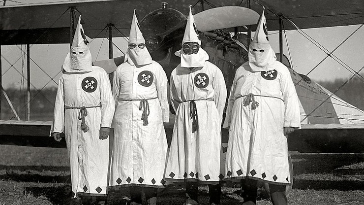 Z powodu epidemii koronawirusa zawieszono prawo wymierzone w Ku Klux Klan