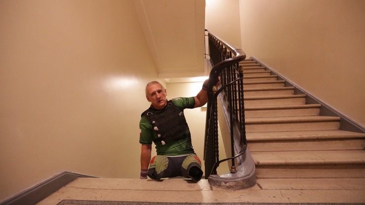 Sportowiec z amputowanymi nogami pokonał na rękach 30 pięter w obie strony