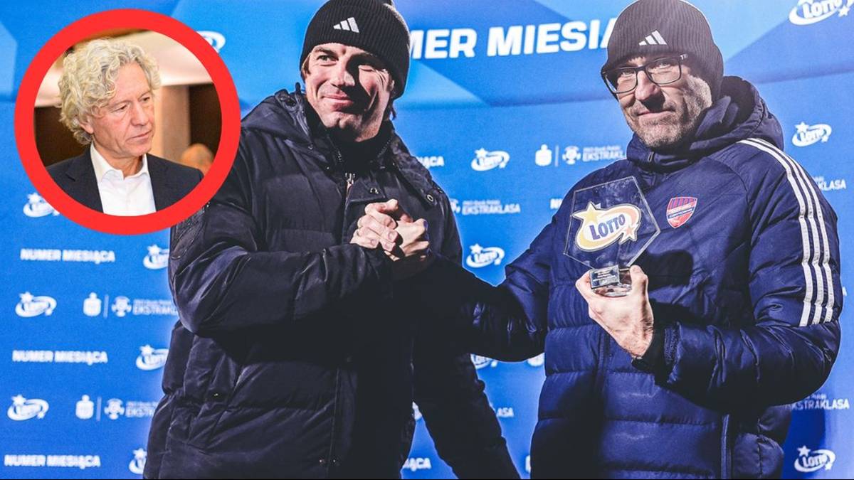 Dwóch trenerów piłkarskich, z których jeden trzyma statuetkę, podczas ceremonii.