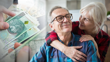 Dłoń trzymająca polskie banknoty 100 zł i uśmiechnięta para senior&oacute;w.