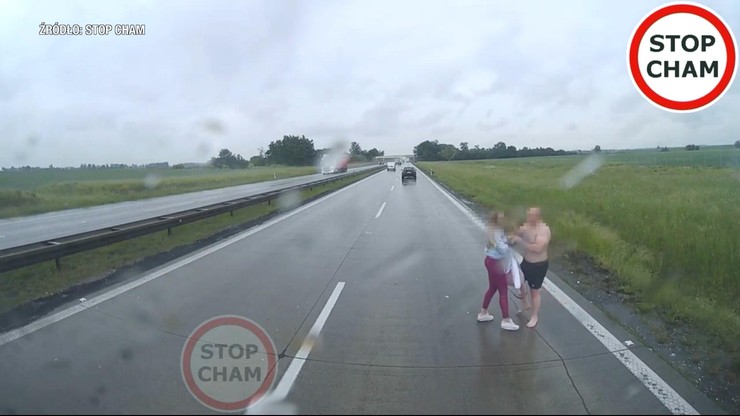 Autostrada A4. Półnagi mężczyzna szarpał się z kobietą na środku jezdni