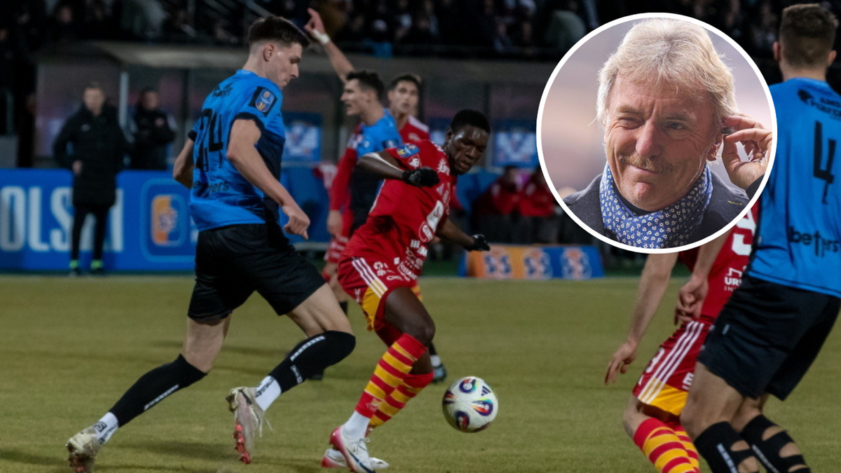 Piłkarze rywalizują o piłkę na boisku, obok portret Zbigniewa Bońka.