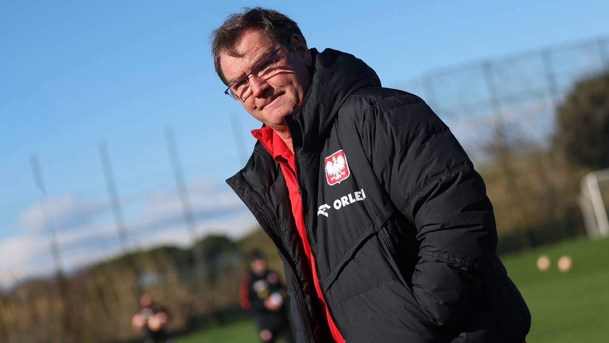 Portret Jana Urbana, trenera piłkarskiego, w kurtce reprezentacji Polski.