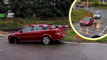 W samochodzie odpadło koło. Chwile grozy na przejeździe kolejowym