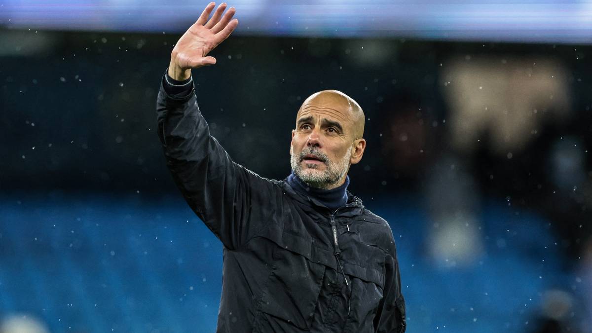 Pep Guardiola macha ręką.