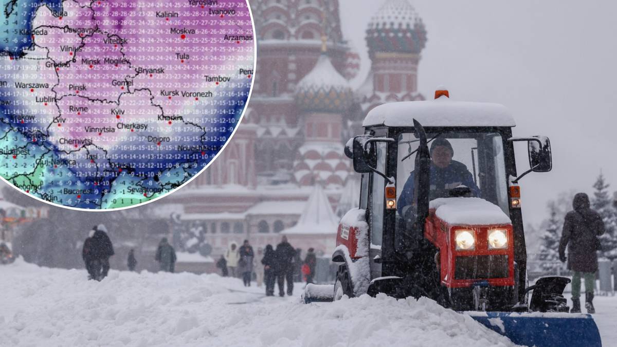 Traktor odśnieżający zasypaną śniegiem ulicę w Moskwie, w tle widoczne są kopuły cerkwi.