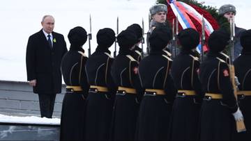 Władimir Putin w otoczeniu rosyjskich żołnierzy w czarnych mundurach.