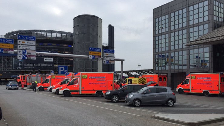 "Sprawca rozpylił drażniącą substancję". 9 osób w szpitalu po incydencie w Hamburgu