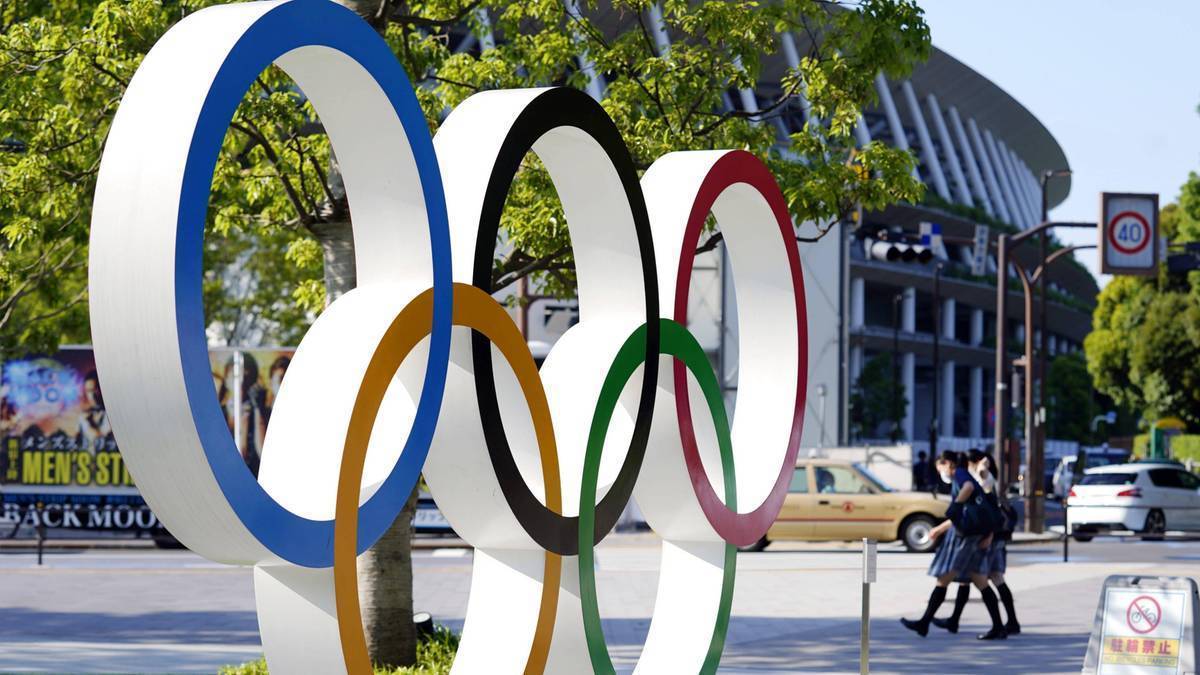 Pięć nakładających się kół olimpijskich w kolorach niebieskim, żółtym, czarnym, zielonym i czerwonym.