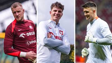 Trzech młodych polskich piłkarzy w strojach reprezentacyjnych, dw&oacute;ch z nich to bramkarze.