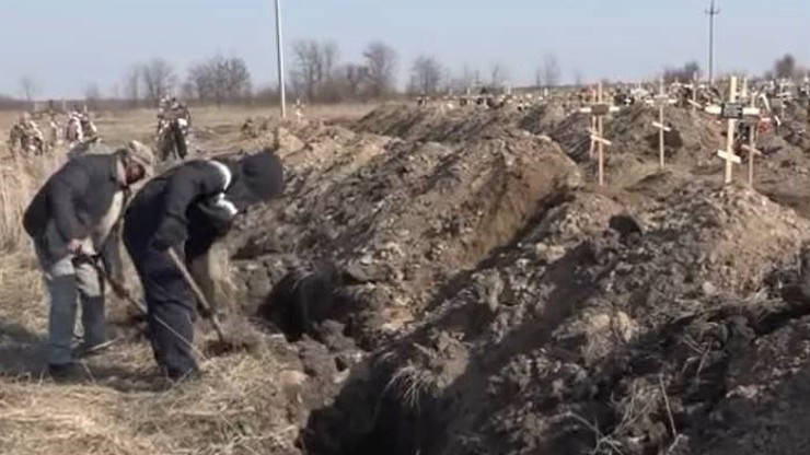 Władze kazały kopać groby, by nakłonić ludzi do siedzenia w domach