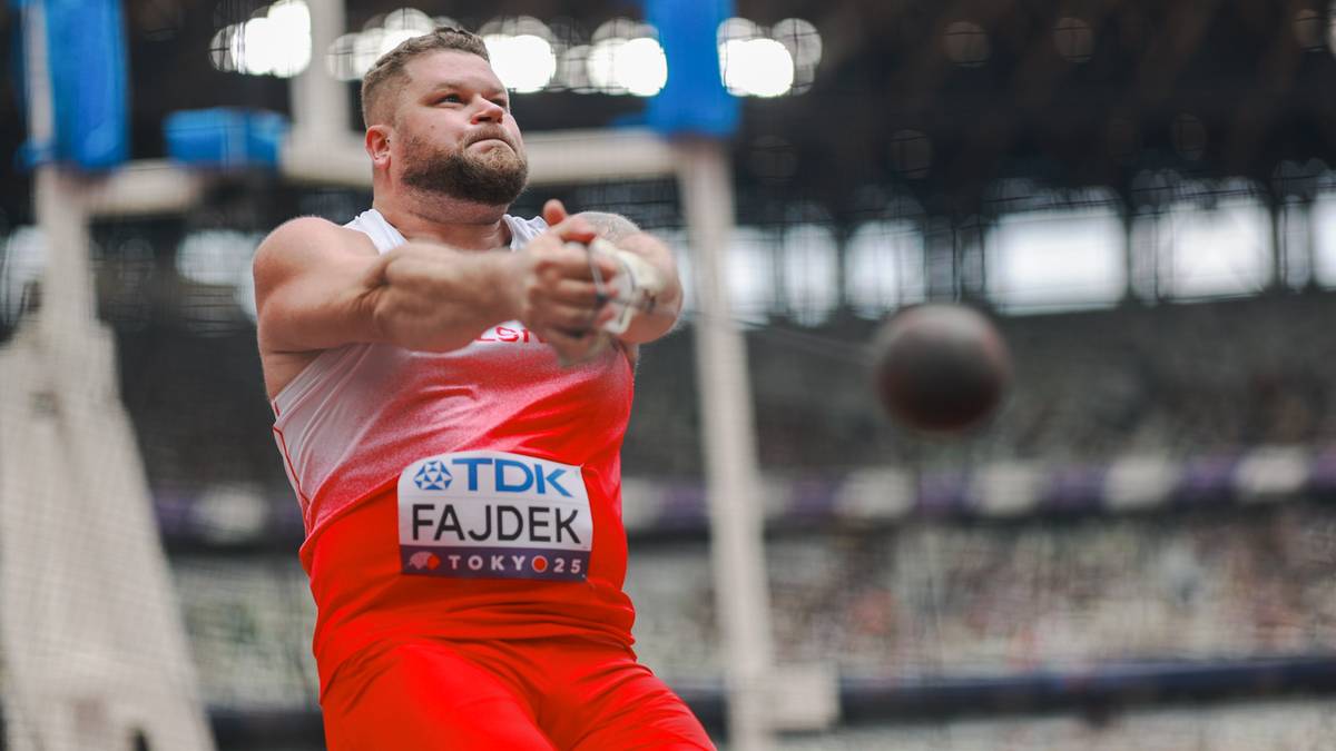 Paweł Fajdek podczas rzutu młotem na stadionie.