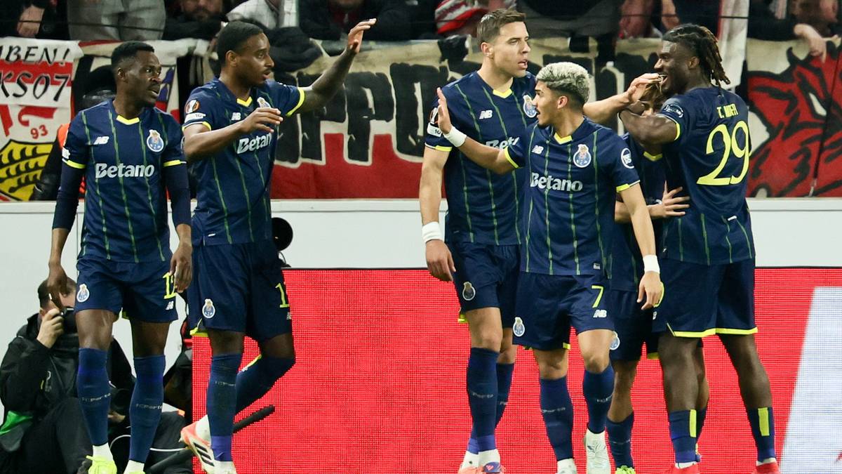 Piłkarze FC Porto świętujący bramkę na boisku, ubrani w granatowe stroje z ż&oacute;łtymi detalami.