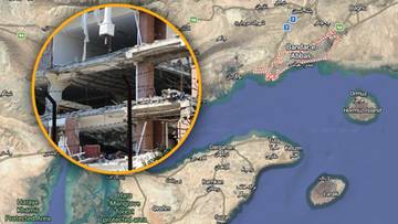 Mapa satelitarna portu Bandar Abbas w Iranie z zaznaczonym obszarem eksplozji i zbliżeniem na zniszczony budynek.