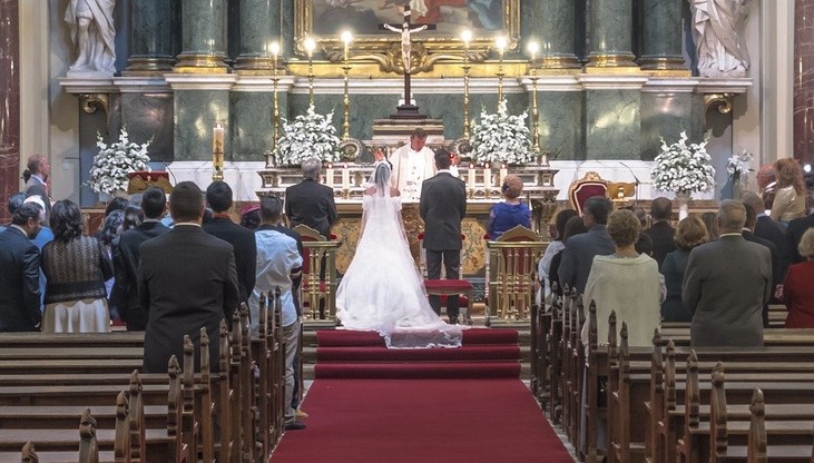 Nowe przepisy przed wzięciem ślubu kościelnego. O czym powinni wiedzieć narzeczeni?