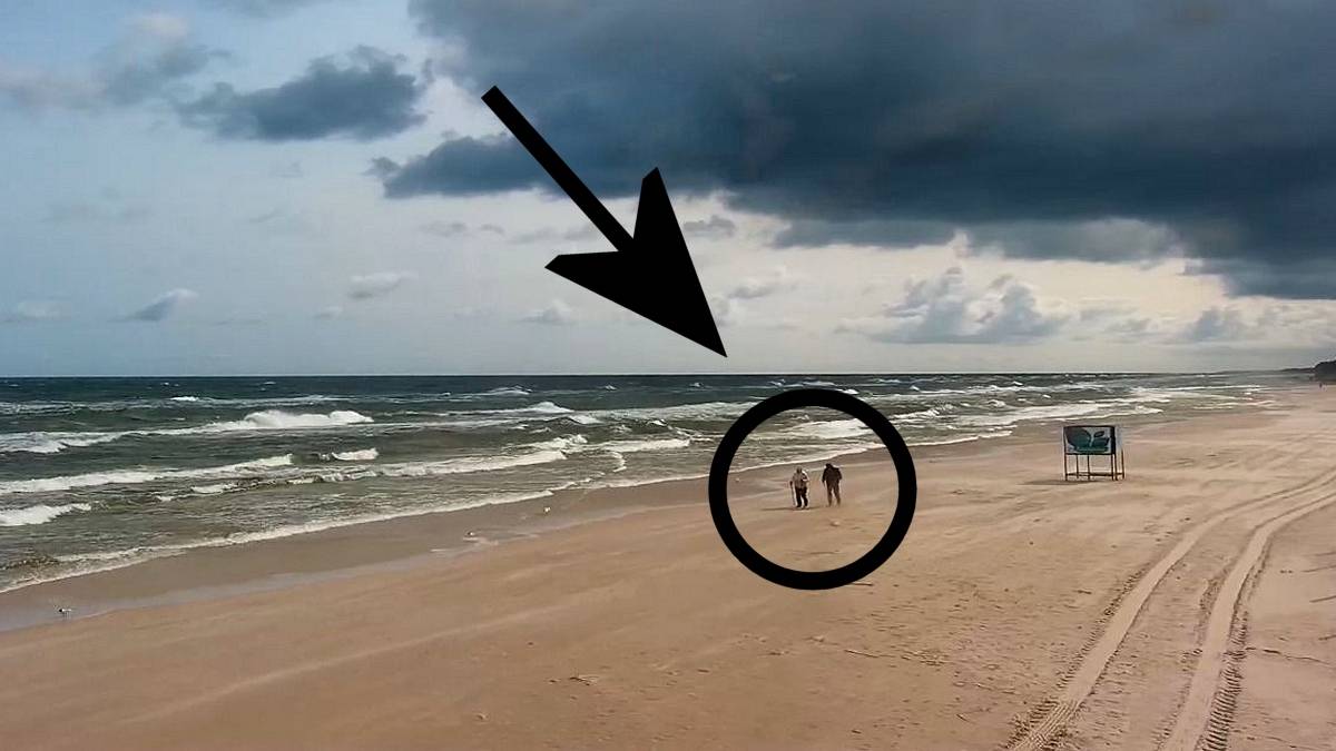 Para urlopowiczów w Mrzeżynie stawia czoło zamieci piaskowej. Fot. webcamera.pl