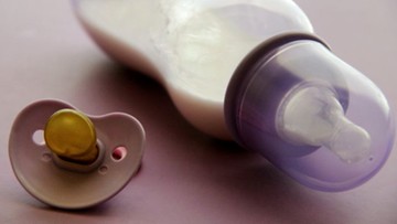 Więcej przypadków salmonelli w mleku dla niemowląt. Bakteria przetrwała w fabryce przez ponad 10 lat