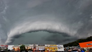 22.05.2021 07:00 Spektakularne burze nad Polską. Pioruny uderzają w budynki, deszcze podtapiają, a wiatr kładzie drzewa