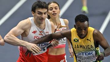 Biegacze podczas sztafety, zawodnik w stroju Polski przekazuje pałeczkę innemu zawodnikowi.