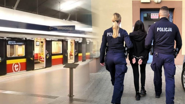 Fragment stacji metra z pociągiem oraz policjanci prowadzący zatrzymaną osobę.