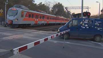 Auto utknęło na przejeździe kolejowym w Puszczykowie. Dzień wcześniej pociąg uderzył tam w karetkę