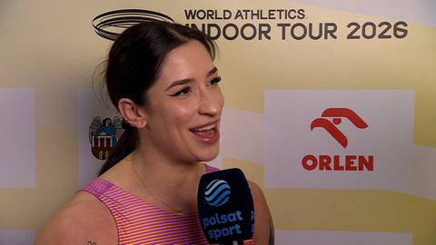 Ewa Swoboda, polska lekkoatletka, uśmiecha się podczas wywiadu z mikrofonem Polsat Sport. W tle widoczne są logotypy World Athletics Indoor Tour 2026 i Orlen.