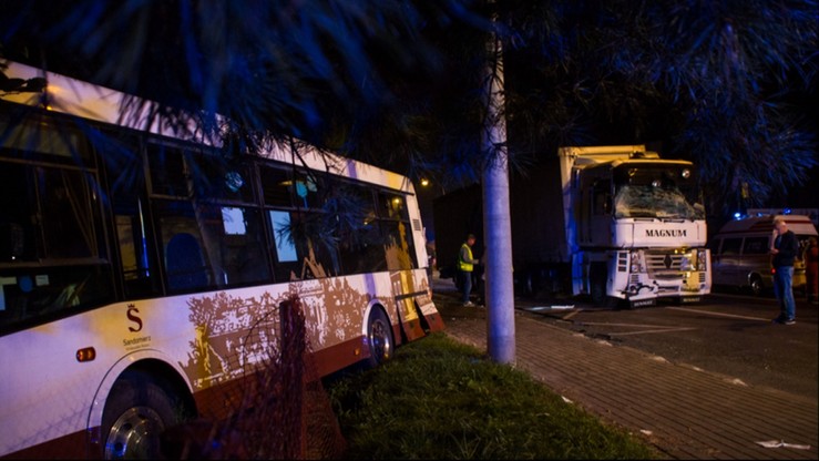 Groźny wypadek. Autobus rozbity na przystanku w Sandomierzu