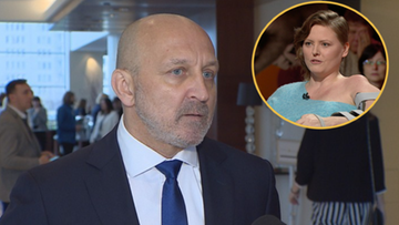 Kazimierz Marcinkiewicz udziela wywiadu, w tle mniejsze zdjęcie Izabeli Olchowicz-Marcinkiewicz.