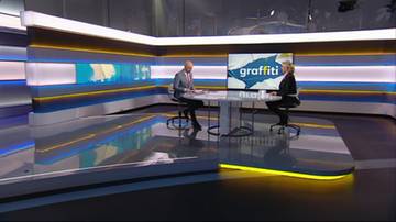 Joanna Mucha i mężczyzna siedzą przy stole w studiu telewizyjnym, rozmawiają.