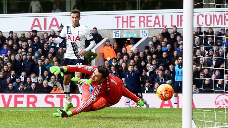Premier League: Fabiański nie zatrzymał Tottenhamu, hit kolejki dla "Czerwonych Diabłów"