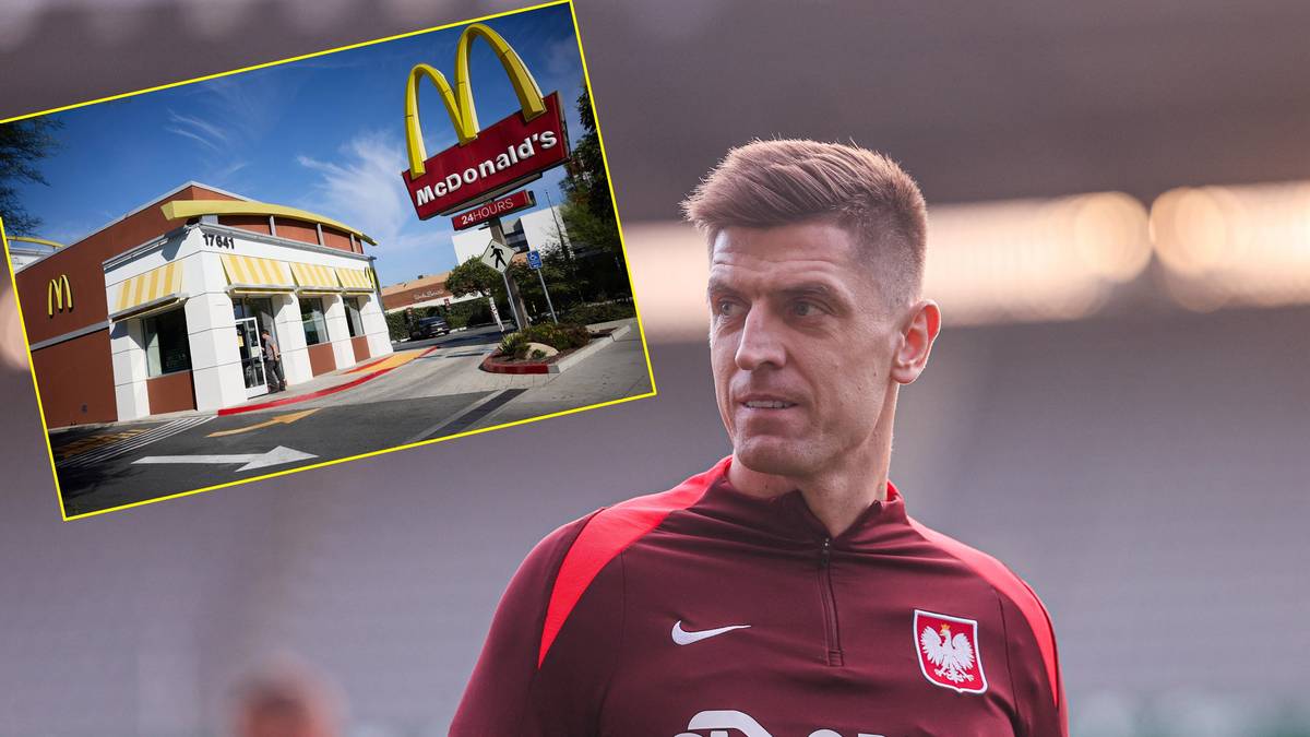 Piłkarz w bordowej koszulce z logo ORLEN i wstawka z budynkiem McDonald's.