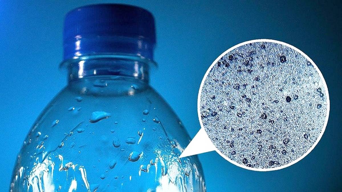 W butelkach z wodą mineralną jest plastik. Fot. Pixabay.