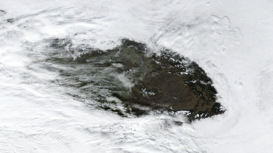 Zdjęcie satelitarne dziury w zwartej powłoce chmur na południe od Polski w dniu 23 stycznia 2023 roku. Fot. NASA.
