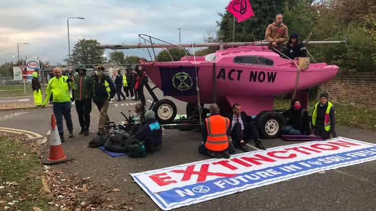 Wielka Brytania. Protest aktywistów Extinction Rebellion na terenie rafinerii. Użyli różowej łodzi